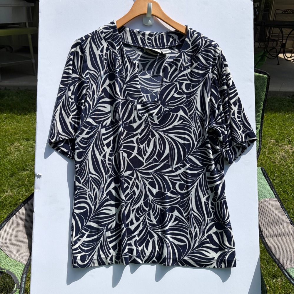 Chicos Travelers Navy‎ White Palm Leaf Print Top Short Sleeve Scoop Neck Size 2